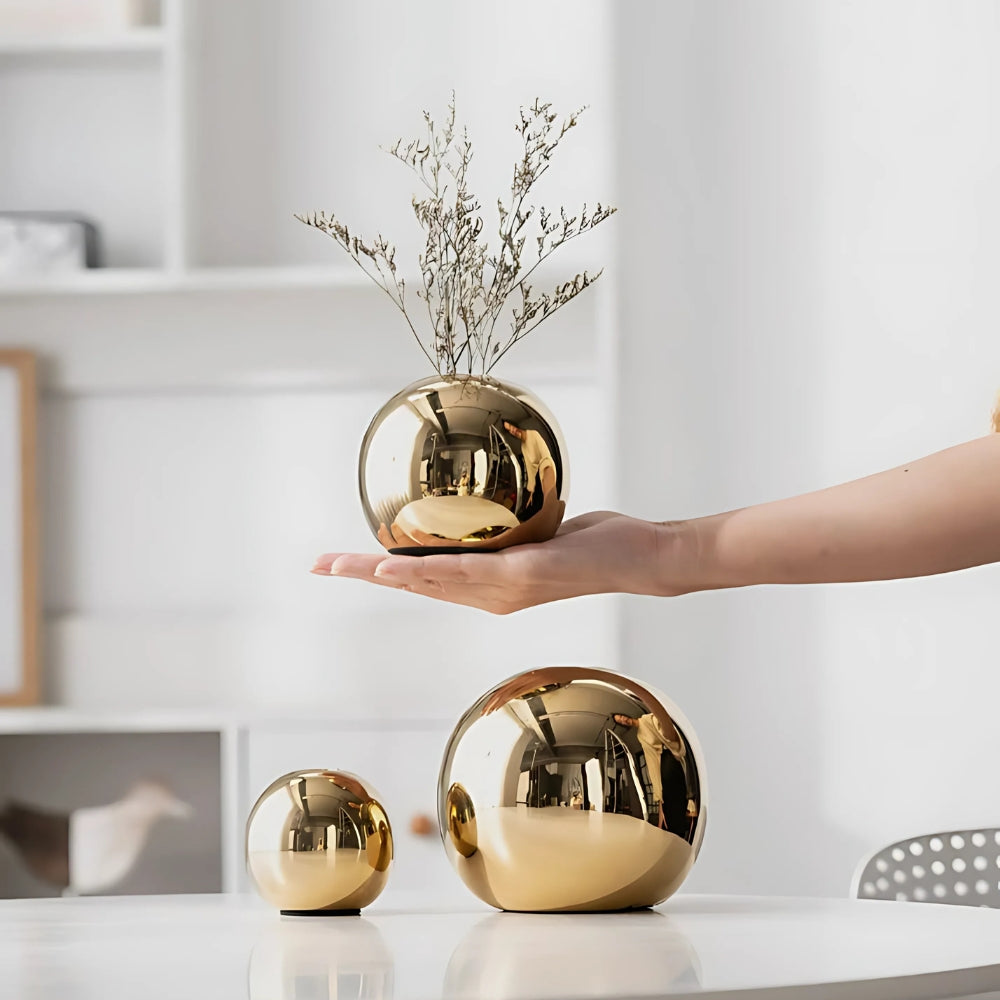 Opulent samling af gyldne kuglevaser