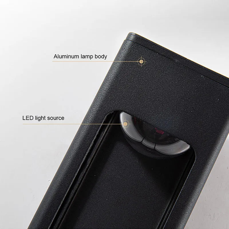 Venkovní nástěnné svítidlo Solith — voděodolné IP65, minimalistický geometrický design, teplá žárovka v balení