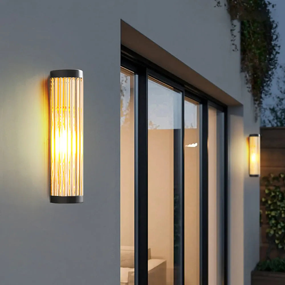 Applique murale extérieure Yoru en métal/verre noir - semi-cylindrique, LED intégrée, indice IP65