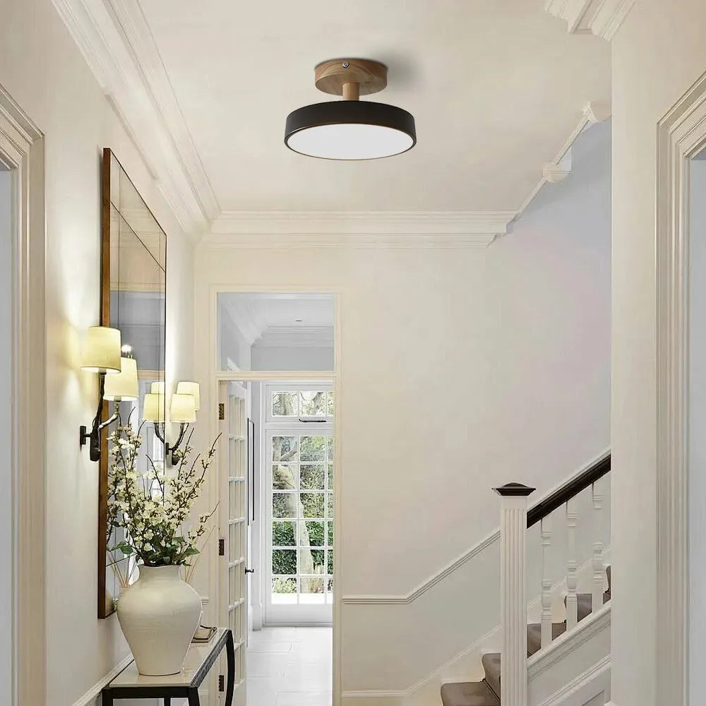 LED stropní svítidlo - minimalistický design s dřevěným akcentem