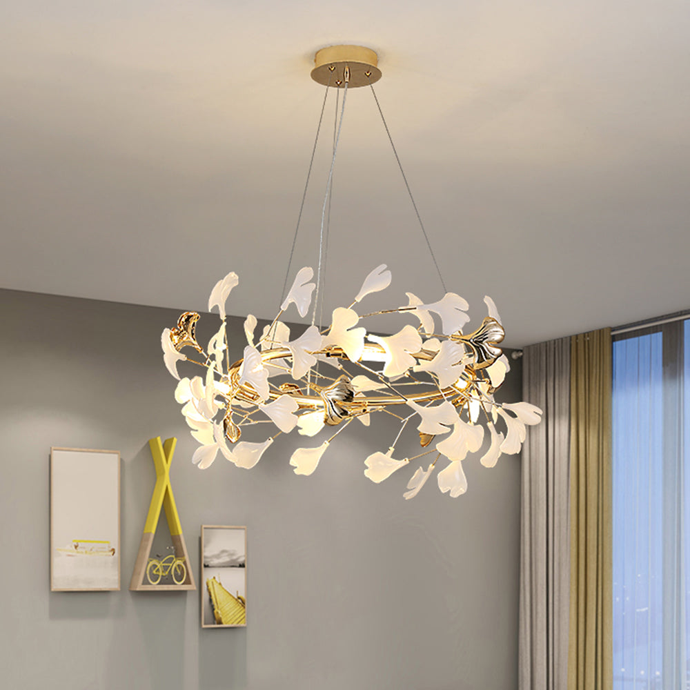 Olivia moderne lysekrone med ginkgo-blad i metall — kronblomstformet, gull