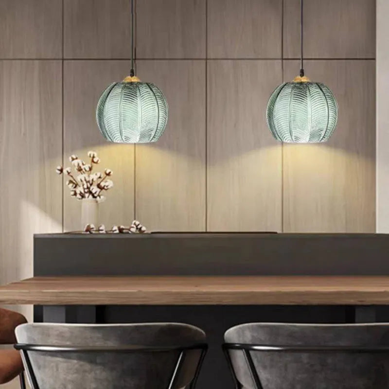 Suspension verte Aira — verre nervuré artistique, design nordique