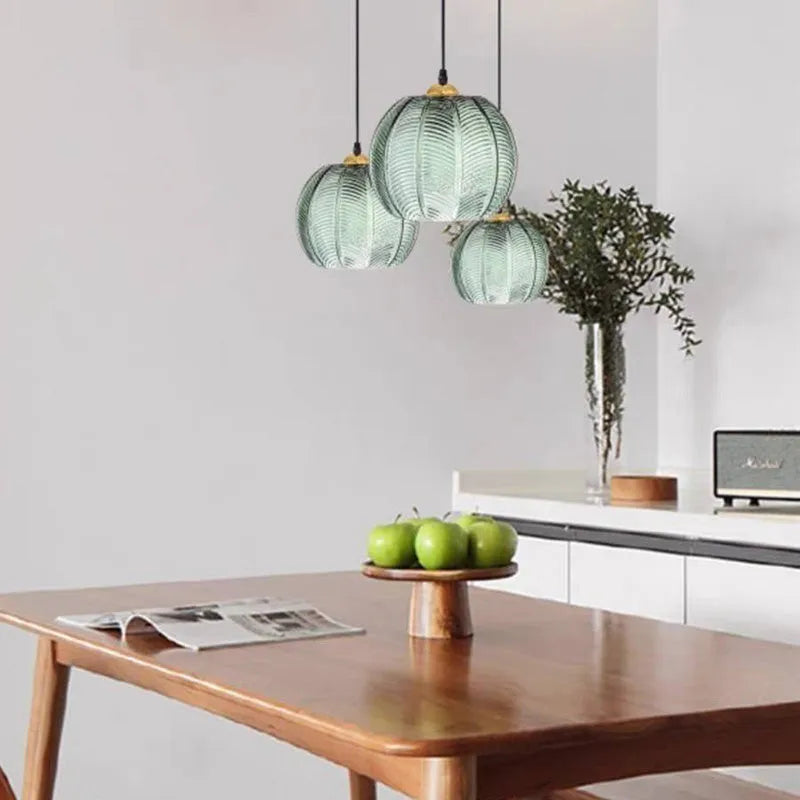 Suspension verte Aira — verre nervuré artistique, design nordique