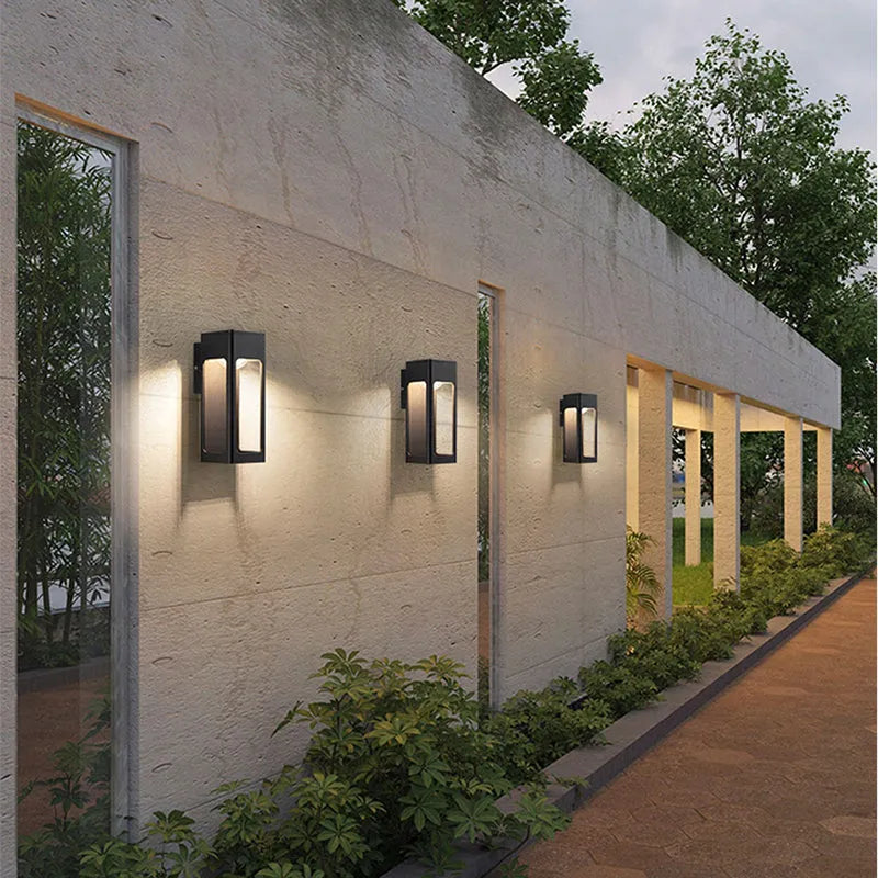 Venkovní nástěnné svítidlo Solith — voděodolné IP65, minimalistický geometrický design, teplá žárovka v balení