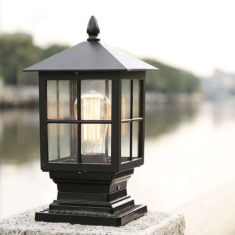 Lanterna moderna de metal e vidro Etilo — poste de iluminação LED exterior com ligação elétrica