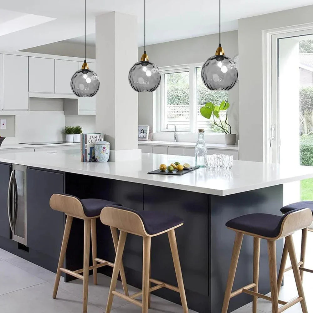 Moderní skleněné závěsné svítidlo ve tvaru koule - severský LED design