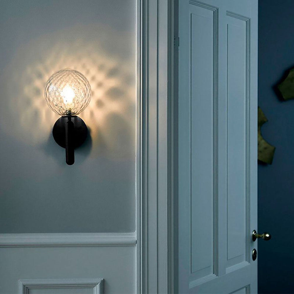 Valentina moderne vegglampe med globeform — metall i svart/gull, bølget glasskjerm