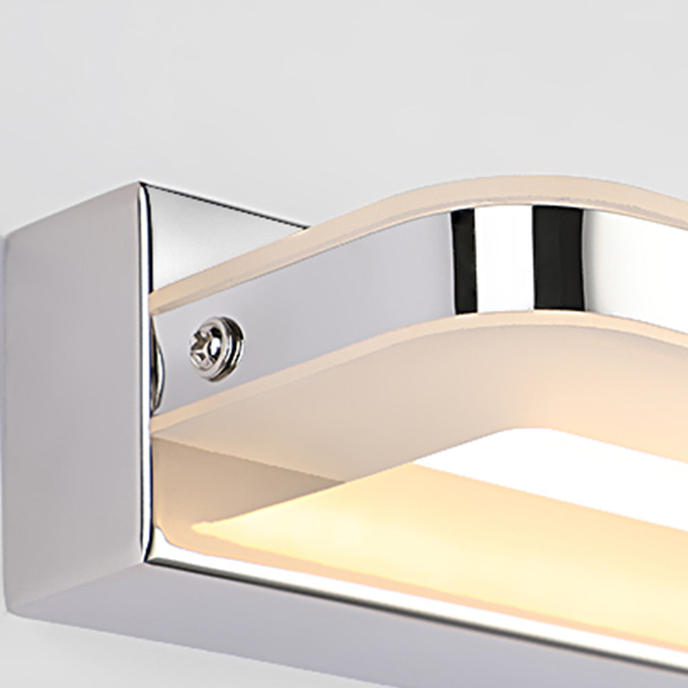 Arisha nordisk vägglampa i krom/svart — linjär metall, spegelfront