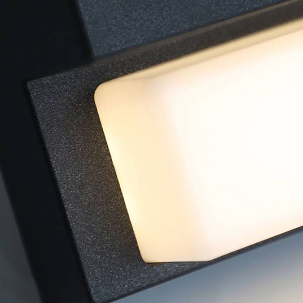 Lampă solară liniară de perete Ray — design minimalist pentru exterior, neagră