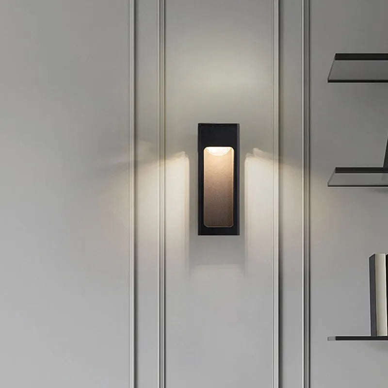 Venkovní nástěnné svítidlo Solith — voděodolné IP65, minimalistický geometrický design, teplá žárovka v balení