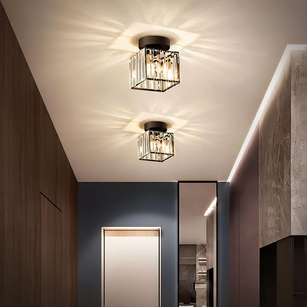Stropní svítidlo - elegantní skleněné osvětlení chodby a obývacího prostoru