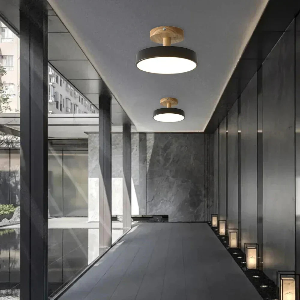 LED stropní svítidlo - minimalistický design s dřevěným akcentem