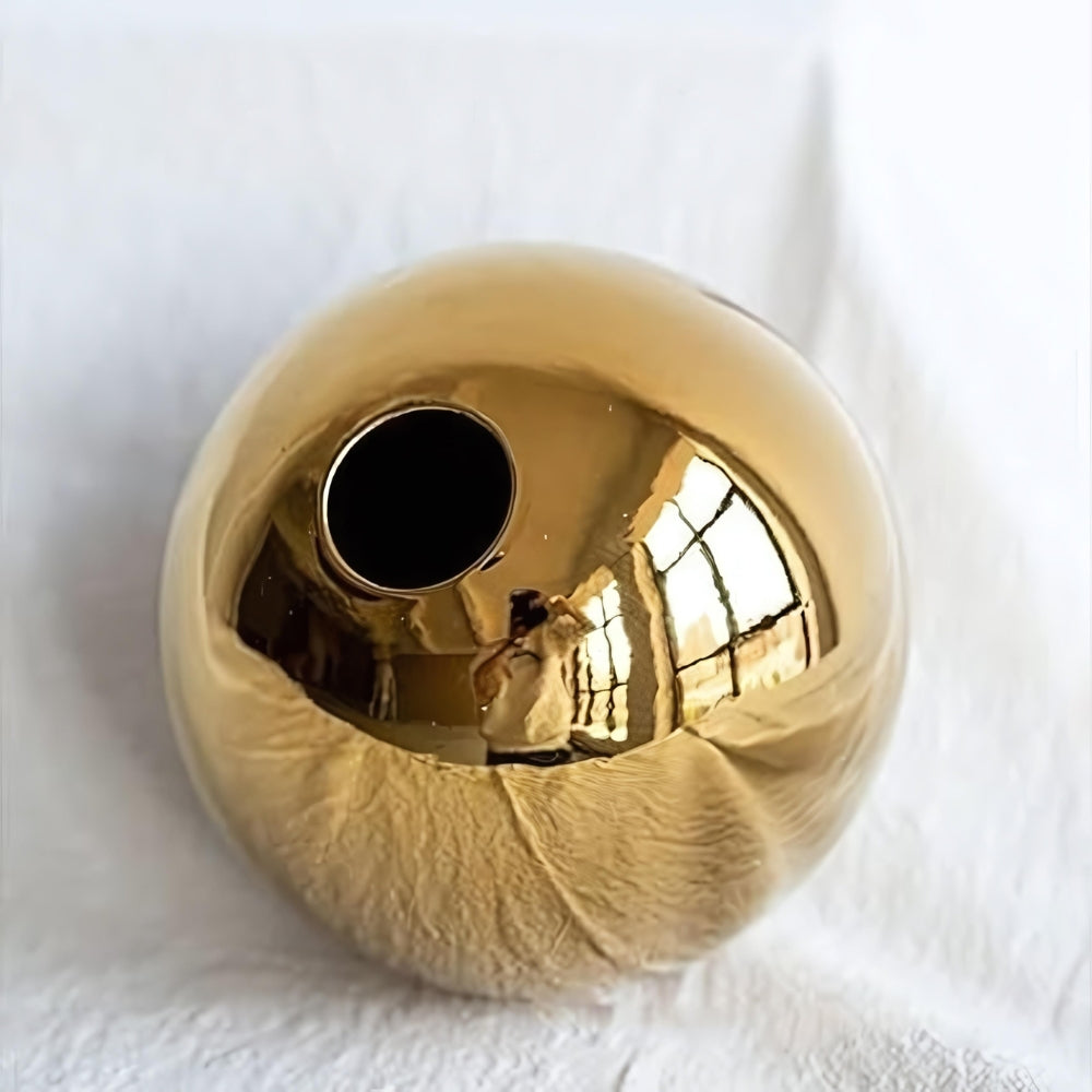 Opulent samling af gyldne kuglevaser