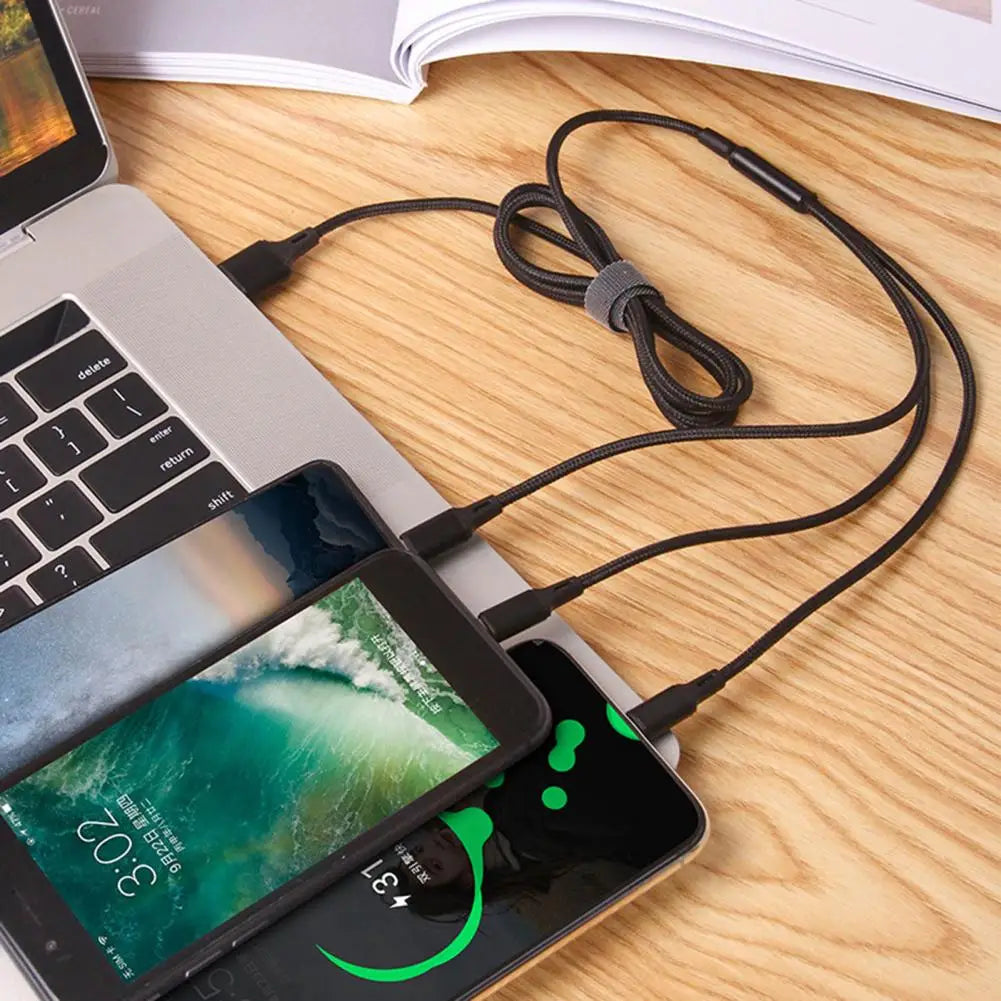 Drei-in-Eins-USB-Ladekabel mit USB-A-, Typ-C- und Micro-USB-Anschlüssen