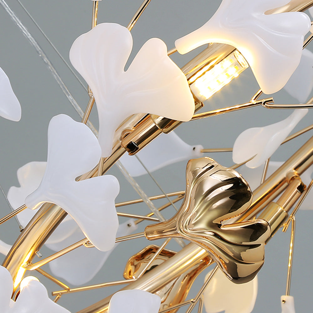 Olivia moderne lysekrone med ginkgo-blad i metall — kronblomstformet, gull