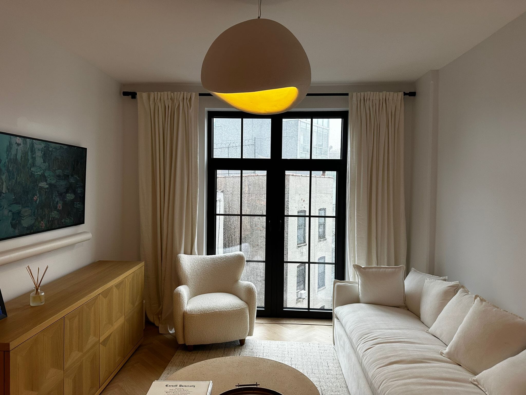 Boho smaragdový lustr pro útulné obytné prostory a elegantní atmosféru