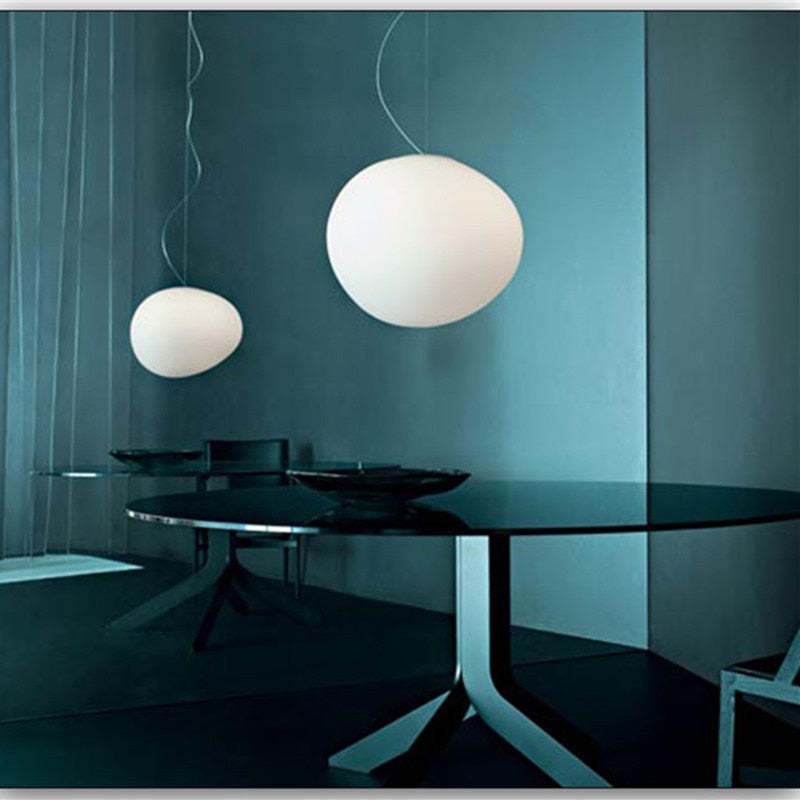 Elun svævende æggeformet pendellampe i glas — minimalistisk montering, elegant design