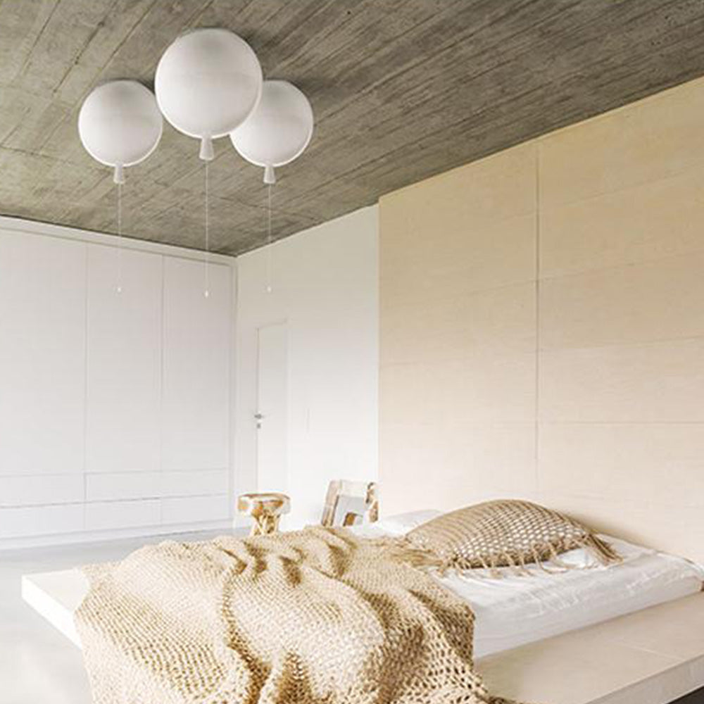 Lustră LED HaloBalloon cu panouri acrilice colorate