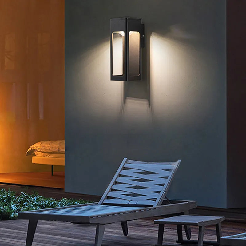 Venkovní nástěnné svítidlo Solith — voděodolné IP65, minimalistický geometrický design, teplá žárovka v balení