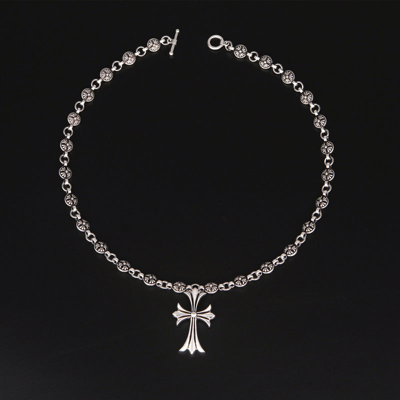 Collier pendentif croix gothique Nocturne Crest pour un style audacieux au quotidien