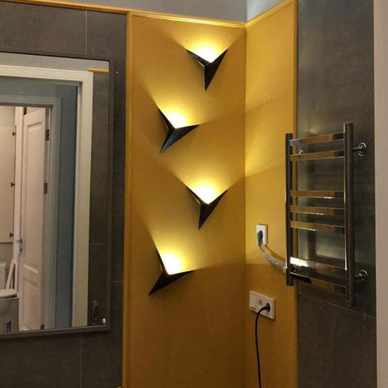 Calno moderne dreieckige LED-Wandleuchte — fest verdrahtete Metallausführung