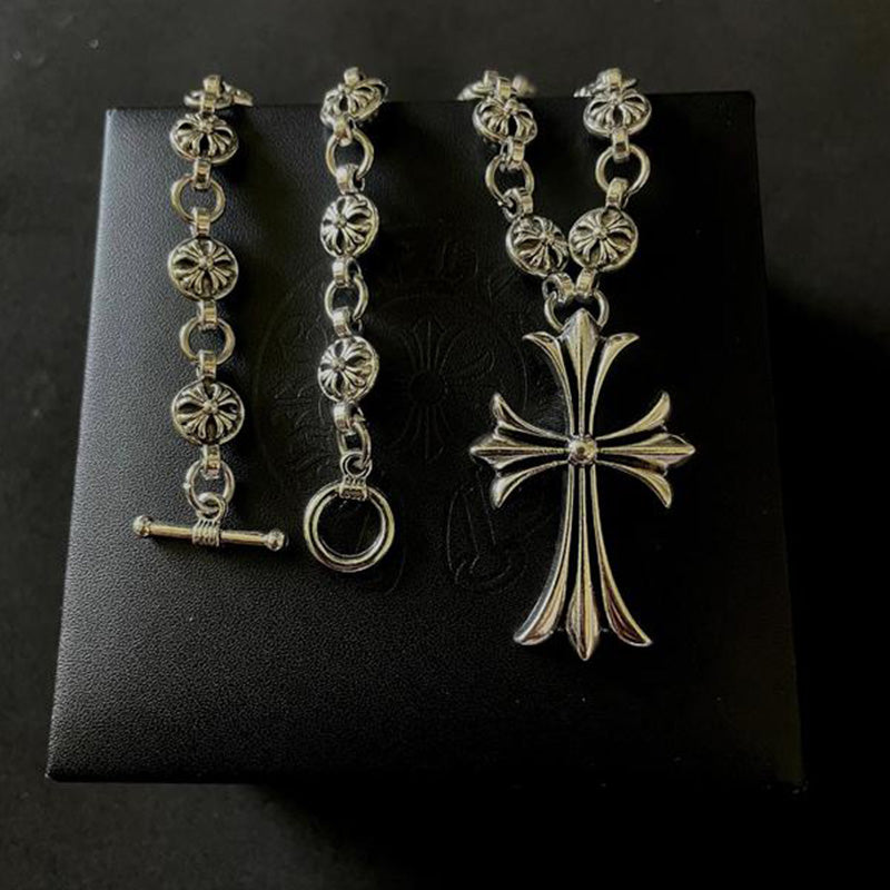 Collier pendentif croix gothique Nocturne Crest pour un style audacieux au quotidien