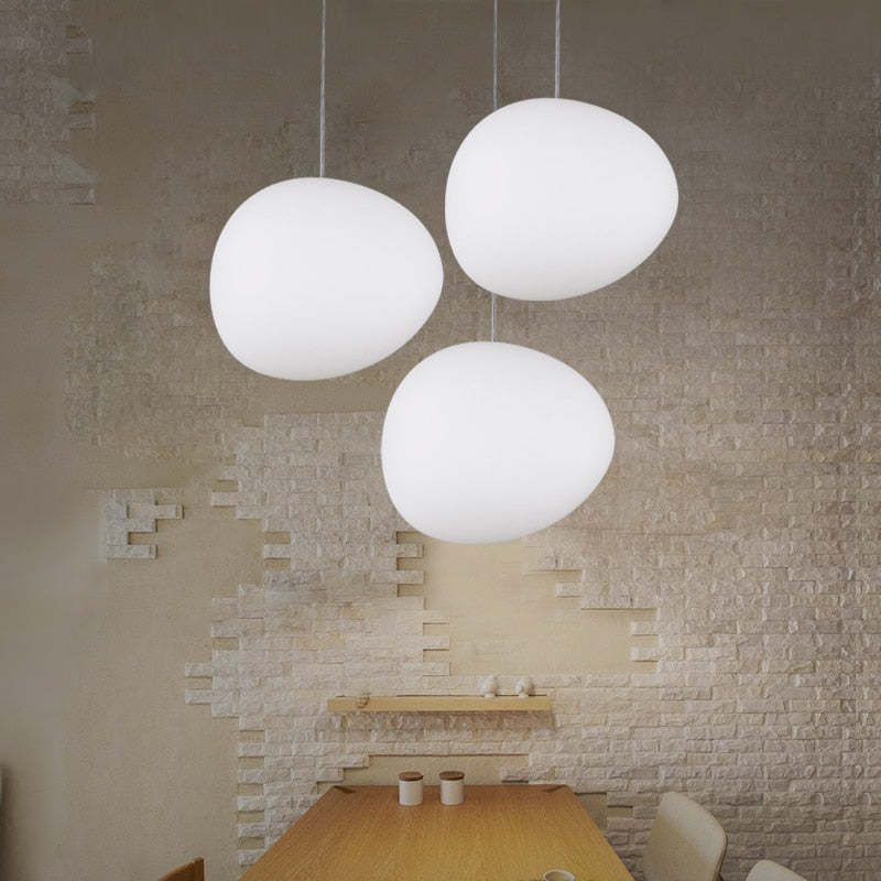 Elun svævende æggeformet pendellampe i glas — minimalistisk montering, elegant design