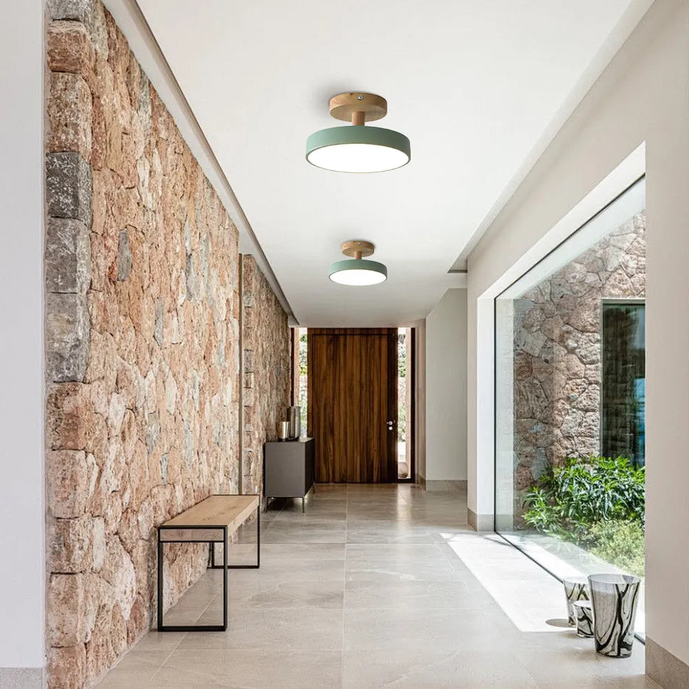 LED stropní svítidlo - minimalistický design s dřevěným akcentem