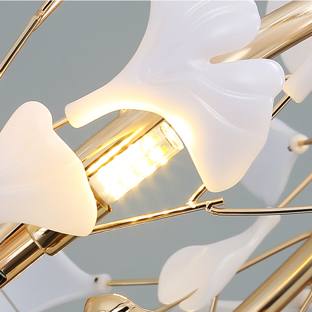 Olivia moderne lysekrone med ginkgo-blad i metall — kronblomstformet, gull