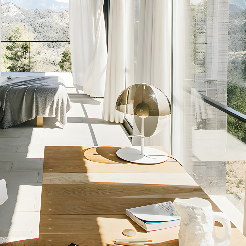 Theia - Bordslampa med vertikal halvsfär och horisontell rökfärgad skärm