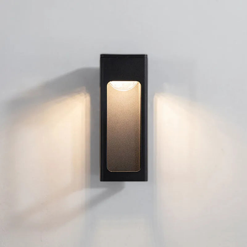Venkovní nástěnné svítidlo Solith — voděodolné IP65, minimalistický geometrický design, teplá žárovka v balení