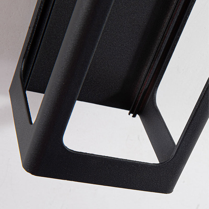 Venkovní nástěnné svítidlo Solith — voděodolné IP65, minimalistický geometrický design, teplá žárovka v balení