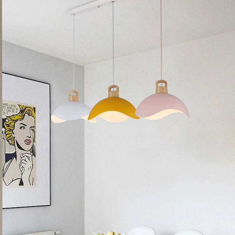 Suspension simple Valentina — abat-jour coloré, structure en bois et métal