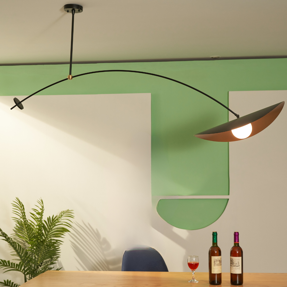 Suspension métallique Arisha — Design minimaliste en forme de feuille de lotus, noir/or, ampoule LED incluse