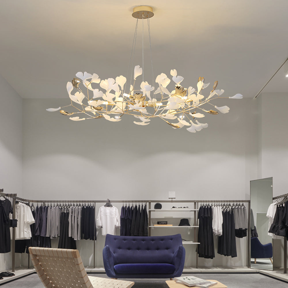 Olivia moderne lysekrone med ginkgo-blad i metall — kronblomstformet, gull