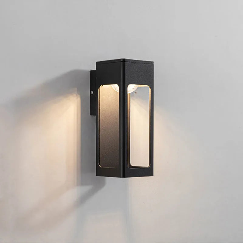 Venkovní nástěnné svítidlo Solith — voděodolné IP65, minimalistický geometrický design, teplá žárovka v balení