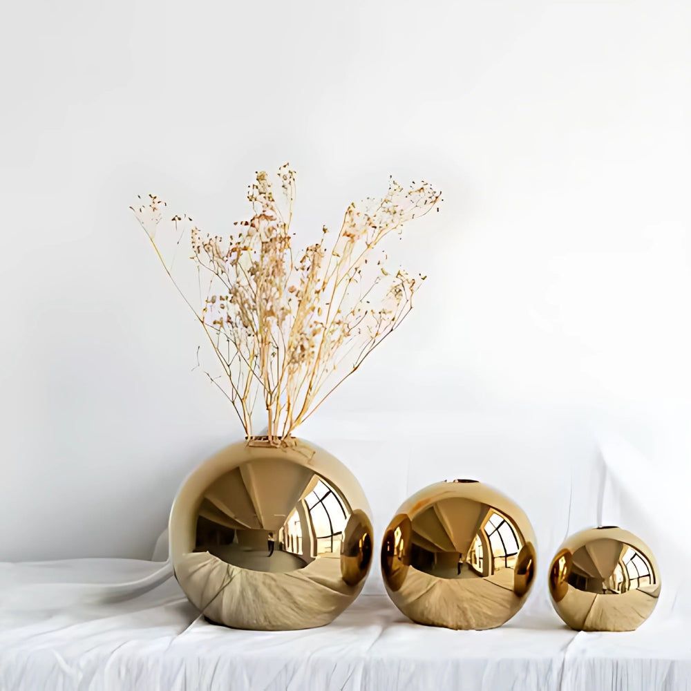 Opulent samling af gyldne kuglevaser