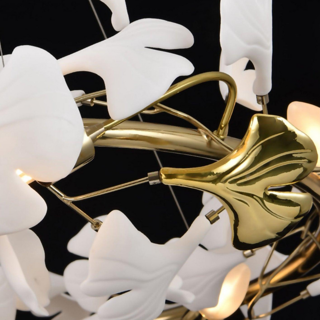 Olivia moderne lysekrone i guld — trappearmatur i metal og keramik