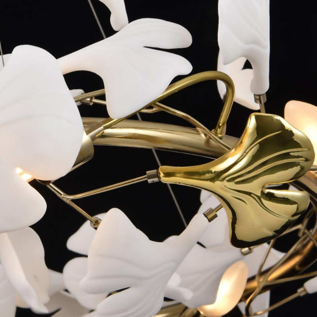 Olivia moderne lysekrone i guld — trappearmatur i metal og keramik