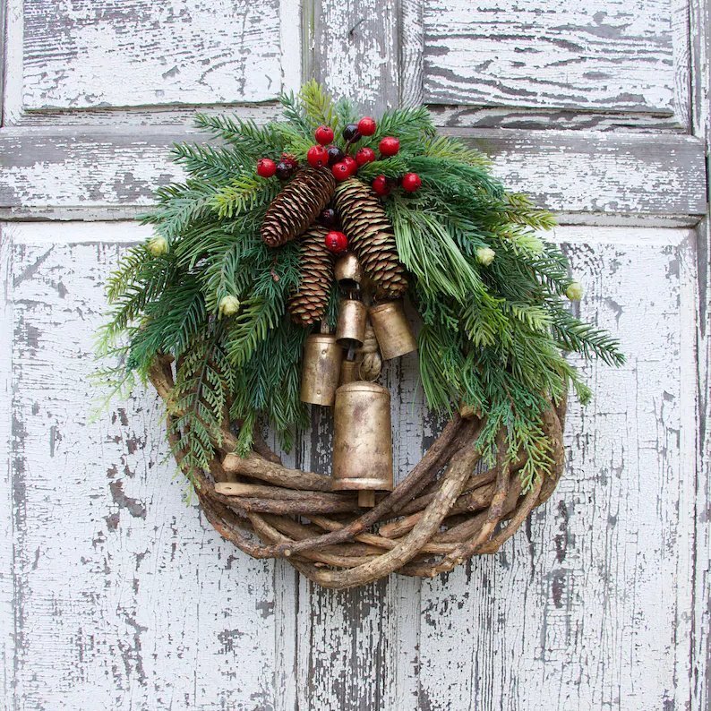 Boho-Weihnachtskranz mit rustikalem Rebenboden, Kiefernzapfen und goldenen Glocken