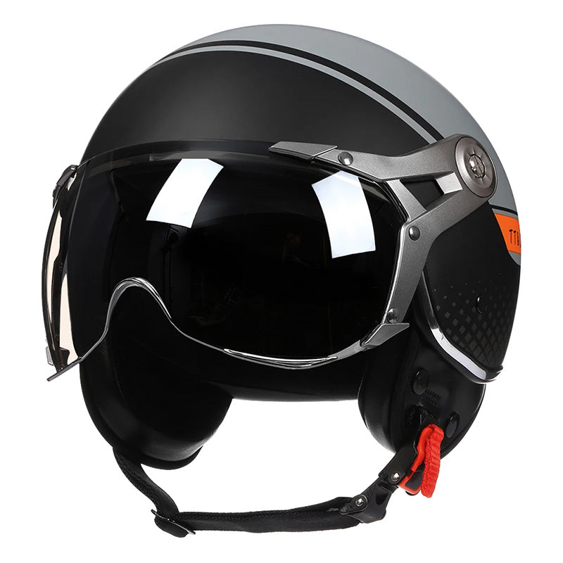 خوذة سباق عتيقة مع فقاعة