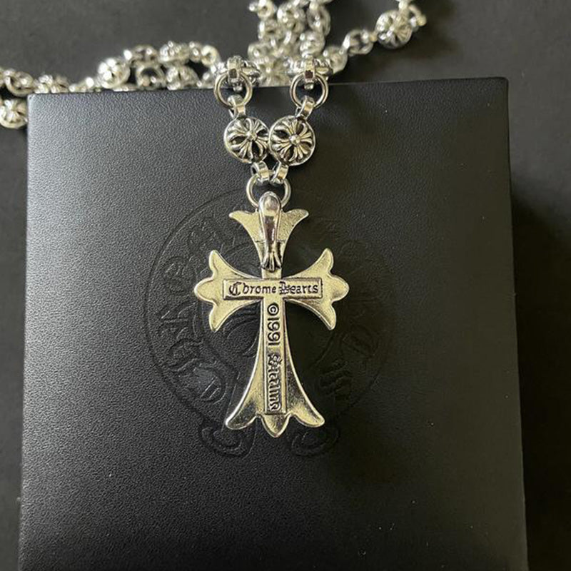 Collier pendentif croix gothique Nocturne Crest pour un style audacieux au quotidien