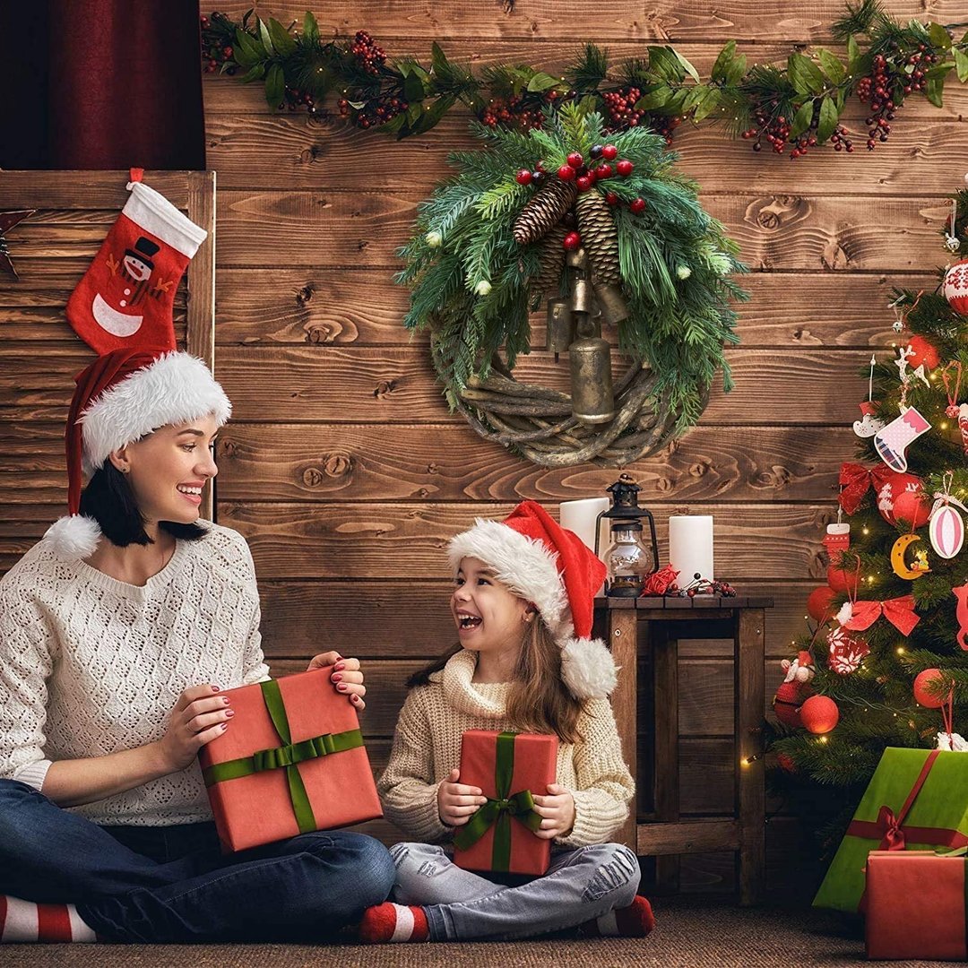 Boho-Weihnachtskranz mit rustikalem Rebenboden, Kiefernzapfen und goldenen Glocken