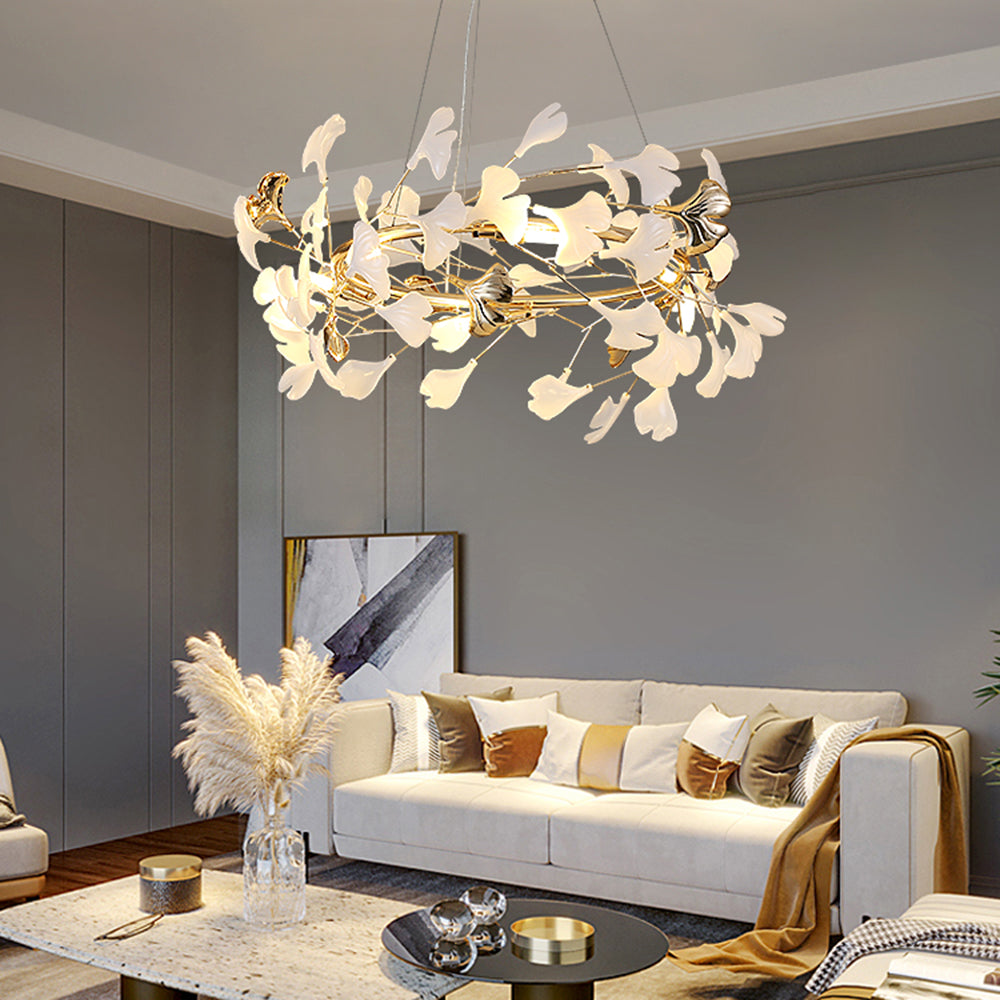 Olivia moderne lysekrone med ginkgo-blad i metall — kronblomstformet, gull