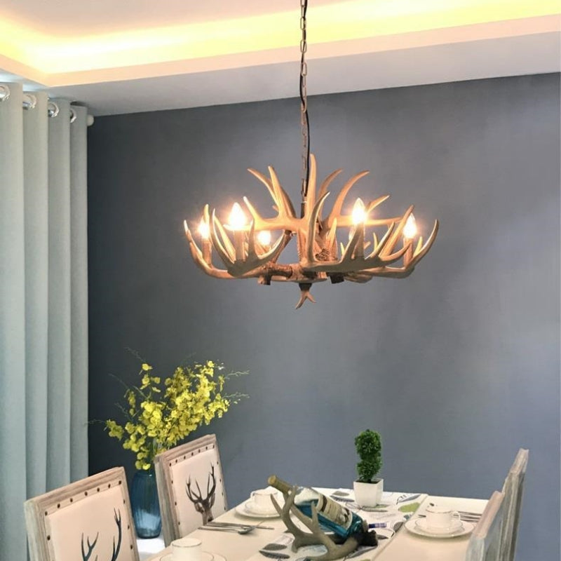 Lampadario retrò Silva in resina con corna e palchi di cervo, luce a candela