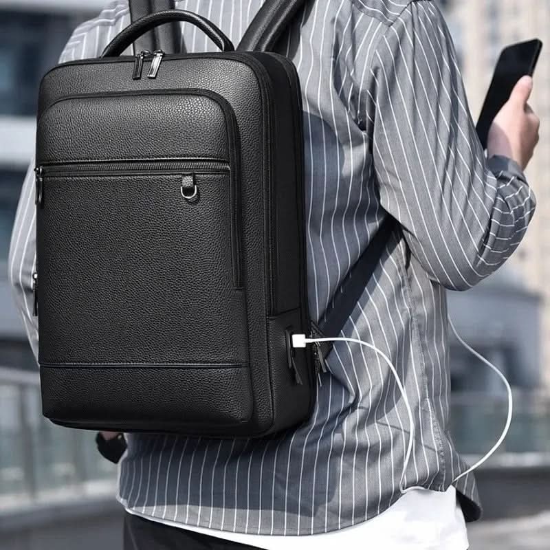 Zaino elegante in pelle con porta USB per laptop da 15.6 pollici, unisex