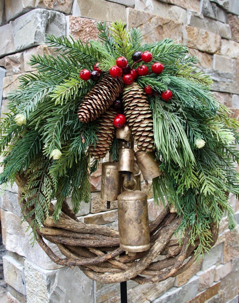 Boho-Weihnachtskranz mit rustikalem Rebenboden, Kiefernzapfen und goldenen Glocken