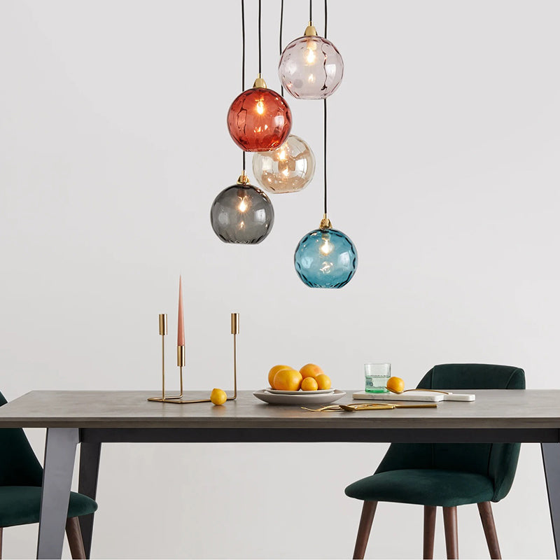 Pendellamper med vandringeffekt i globusformet glas