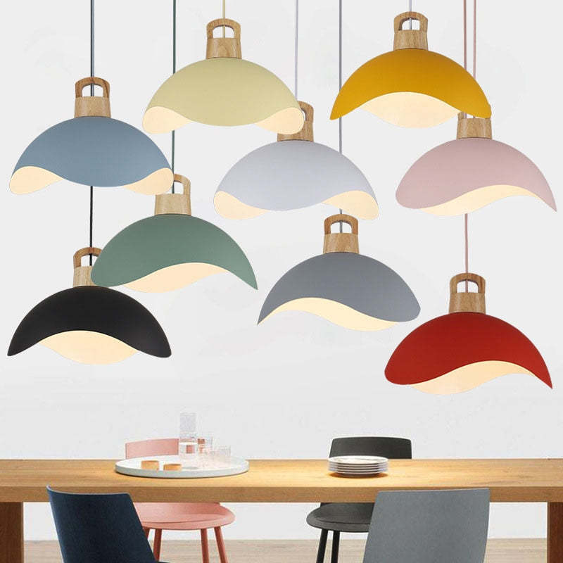 Suspension simple Valentina — abat-jour coloré, structure en bois et métal