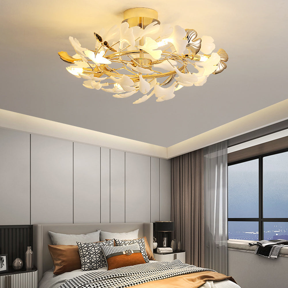 Elegancka lampa sufitowa Olivia z motywem liści — ceramiczno-metalowa, przylegająca do sufitu, złota
